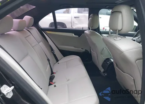 2012 Mercedes-Benz C 250 Sport z USA, uszkodzony, nr VIN WDDGF4HB8CR234435